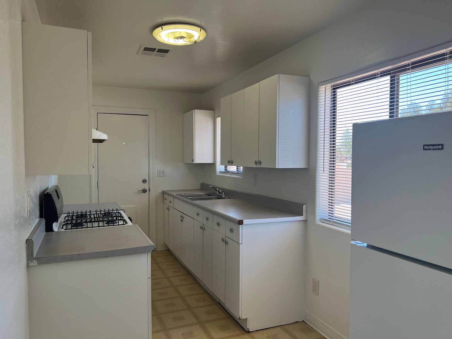 COOLIDGE Apartment: 556-568 W WILSON AVE