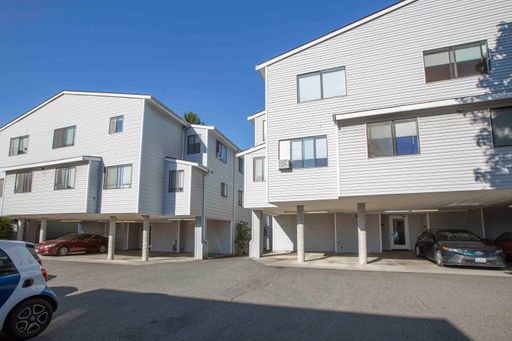 Large 2bd/1ba! Convenient Location! – photo 1