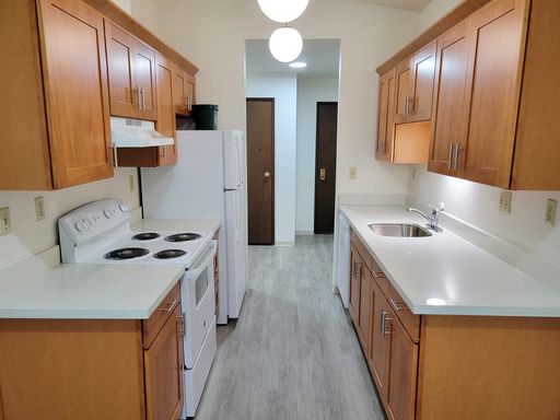 4 WEEKS FREE RENT! | Located on Greek Row | Newly Renovated – photo 1