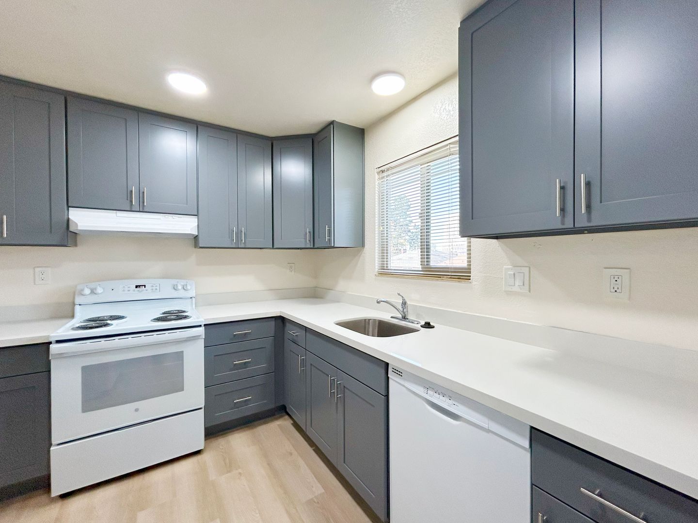 Seattle Apartment: 1600 NE 47th Street