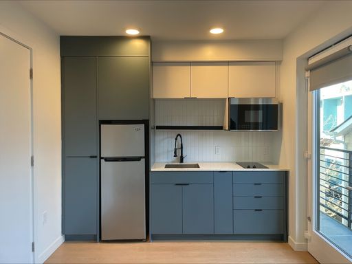 8 WEEKS FREE! 4th Floor Studio w/ Balcony in University District! – photo 1
