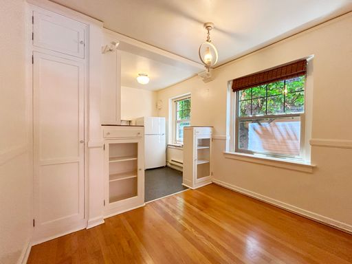 GORGEOUS VINTAGE Spacious Studio in U District! – photo 1