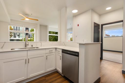 Beautifully Renovated 1x1 in Roosevelt - Near Light Rail Station, Greenlake, Gyms, and Shops! – photo 1