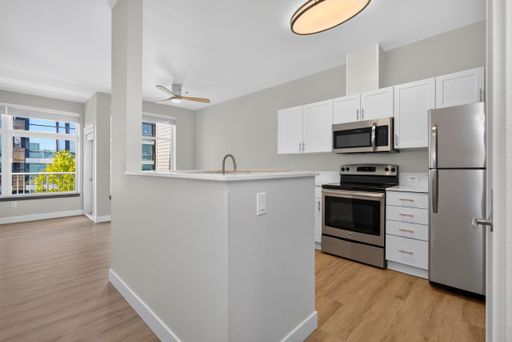 Spacious Top Floor 2x2 in Roosevelt Neighborhood! - Near Greenlake, Light Rail, Groceries, Restaurants and More! – photo 1
