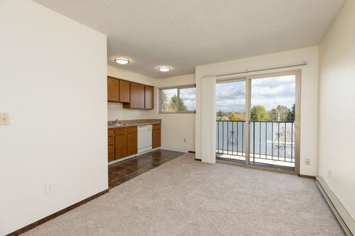 8 Weeks Free! Spacious 1 Bed W/ Balcony! – photo 1