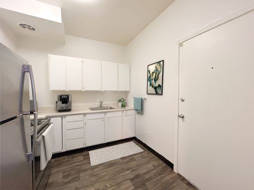 6 Weeks Free! Large One-Bedroom in Capitol Hill! – photo 1