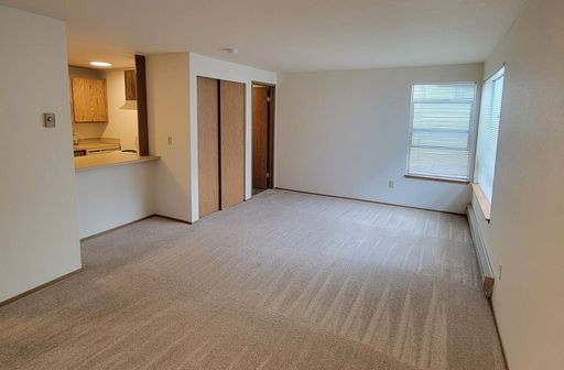 $1,000 RENT CREDIT! Studio Unit in the Heart of the U-District! – photo 1