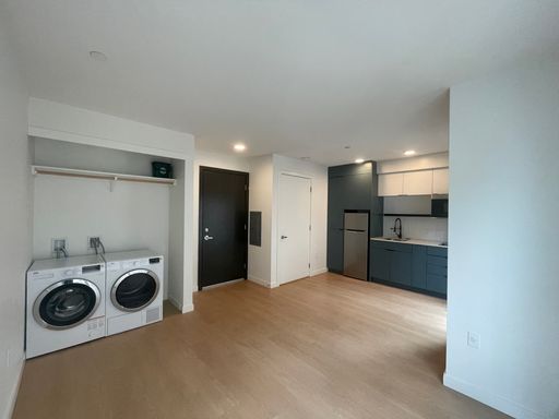 8 Weeks Free! 3rd Floor Studio in University District! – photo 1