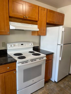 1 MONTH FREE RENT! 3BDx2BA Located Next to Greek Row with Lots of Natural Light! – photo 1