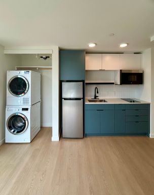 8 WEEKS FREE! Bright & Modern U-District Studio! – photo 1