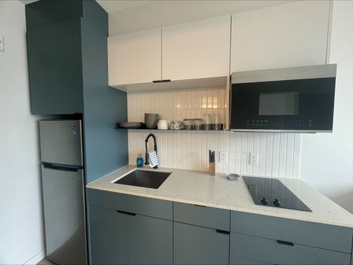 2 WEEKS FREE! Fully Furnished 4th Floor Studio in University District! – photo 1