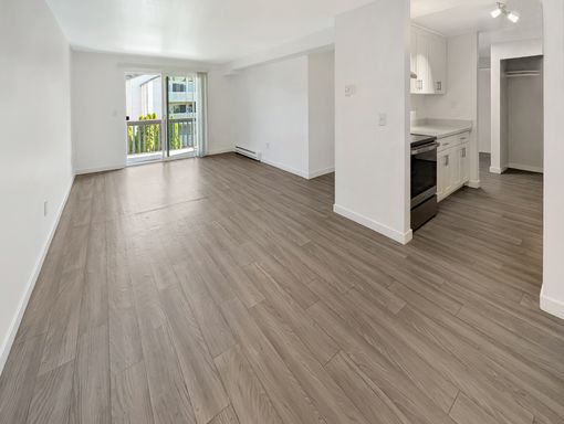 6 WEEKS FREE! 2-Bedroom with Private Balcony and W/D – photo 1
