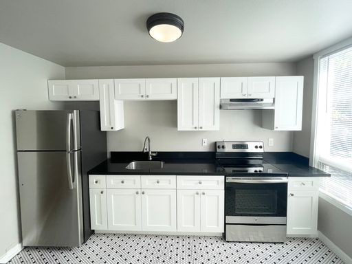 4 WEEKS FREE! Spacious Corner Unit w/ a Breakfast Bar! – photo 1