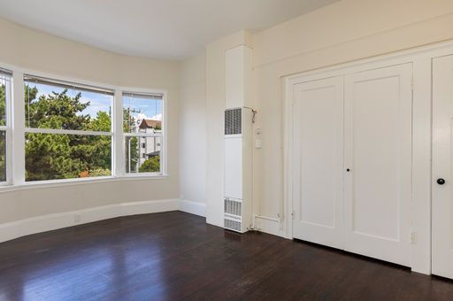 ONE MONTH FREE!! Top Floor 1bd/1ba Vintage Building! W/D In Unit! – photo 1