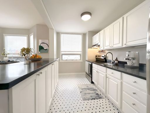 4 WEEKS FREE! Beautiful 1 bd/ 1 ba with classic hardwood floors! – photo 1