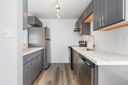 $1500 Rent Credit w/a 12-MO LEASE! Newly Renovated 1x1 – photo 1