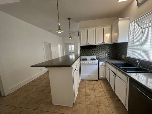 Spacious 3 Bed / 2.5 Bath Long Beach Home with Open-Concept Living – photo 1