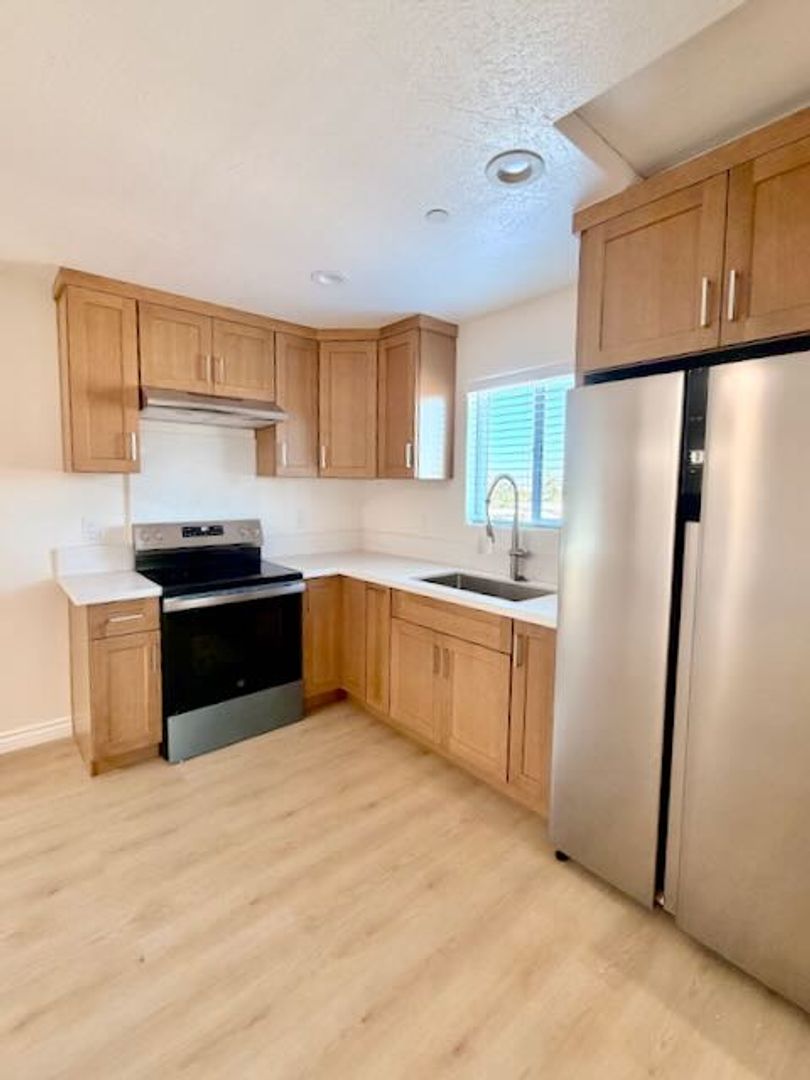 Hesperia Apartment: 16001 Live Oak St