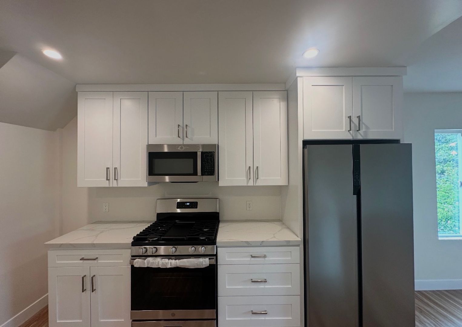 Los Angeles Apartment: 584 Cypress Ave