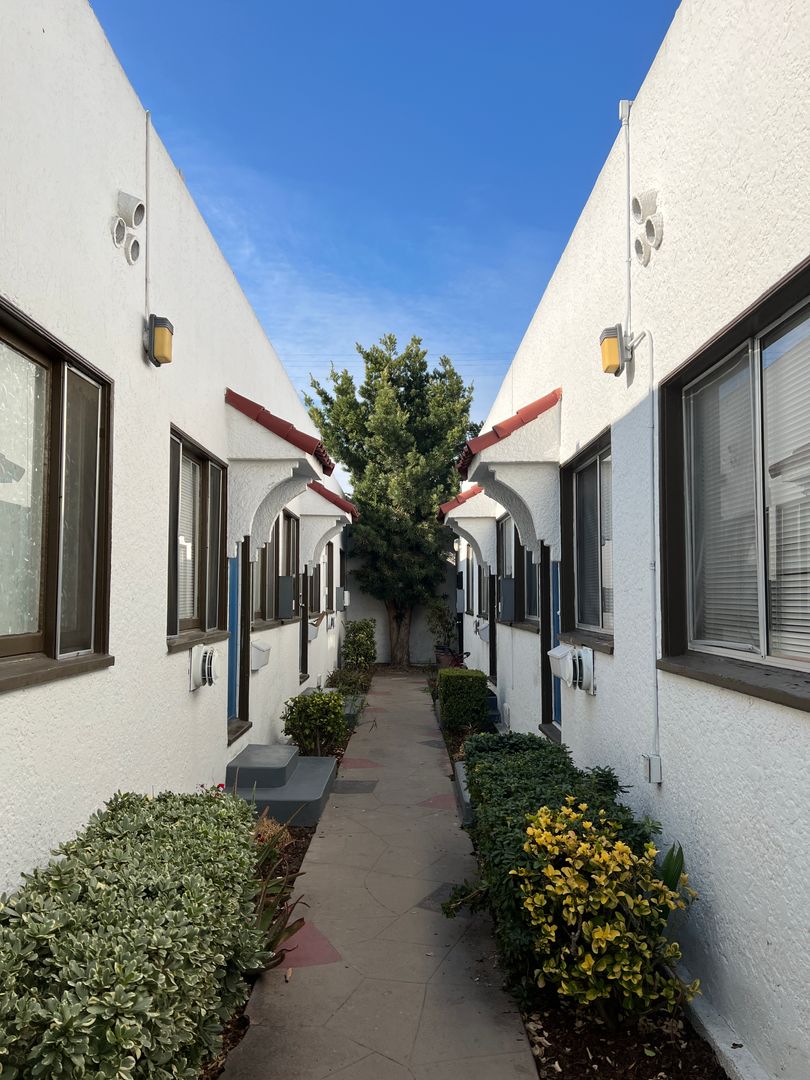 Long Beach Apartment: 2351 Chestnut Ave.