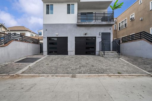 Spacious 6-Bedroom, 4-Bath Home with Garage, Balcony & In-Unit Laundry – photo 1