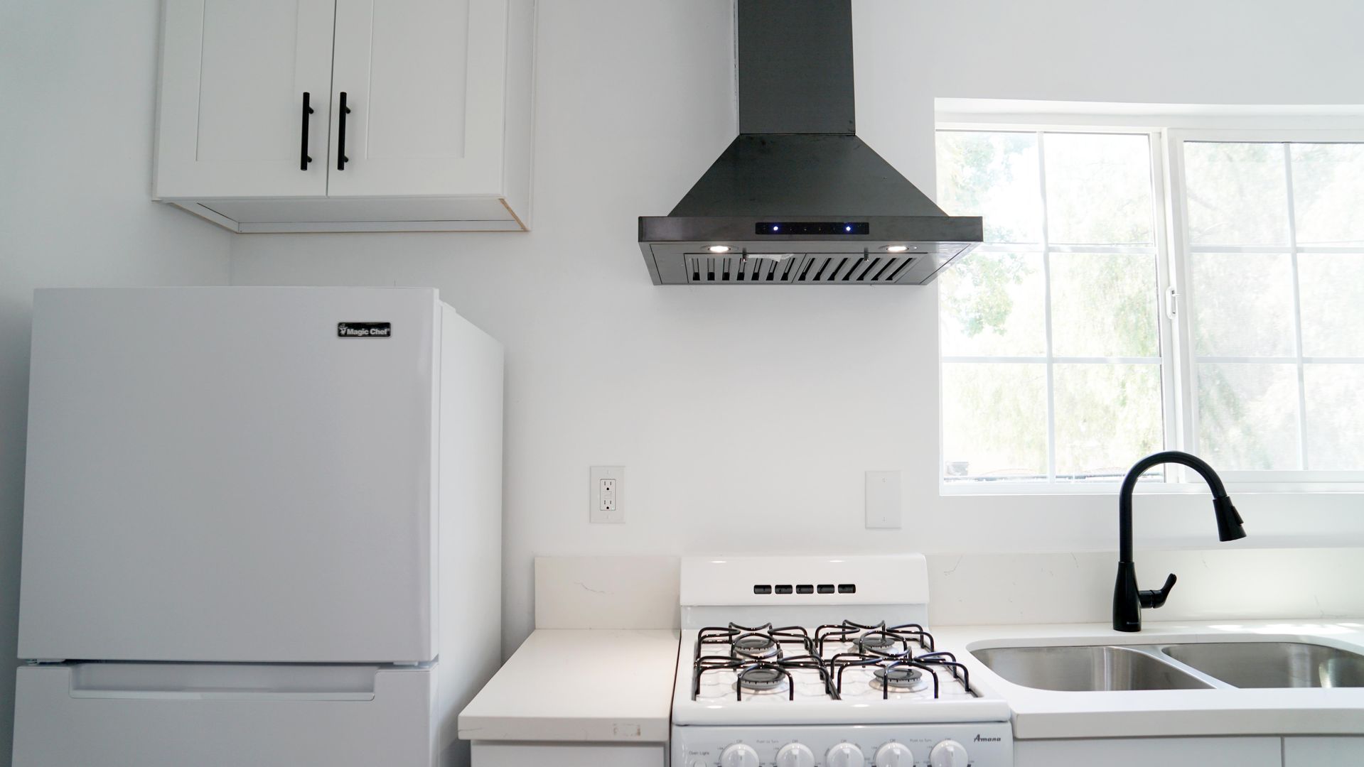 Los Angeles Apartment: 2069 W 52nd St