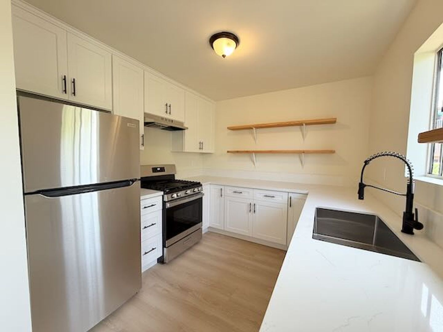 Long Beach Apartment: 1600 Junipero Ave