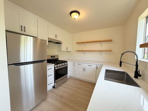 Bright & Beautiful – Modern Apartment with In-Unit Laundry – photo 1