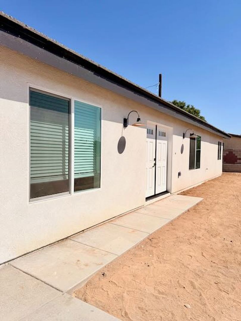Hesperia Apartment: 16001 Live Oak St