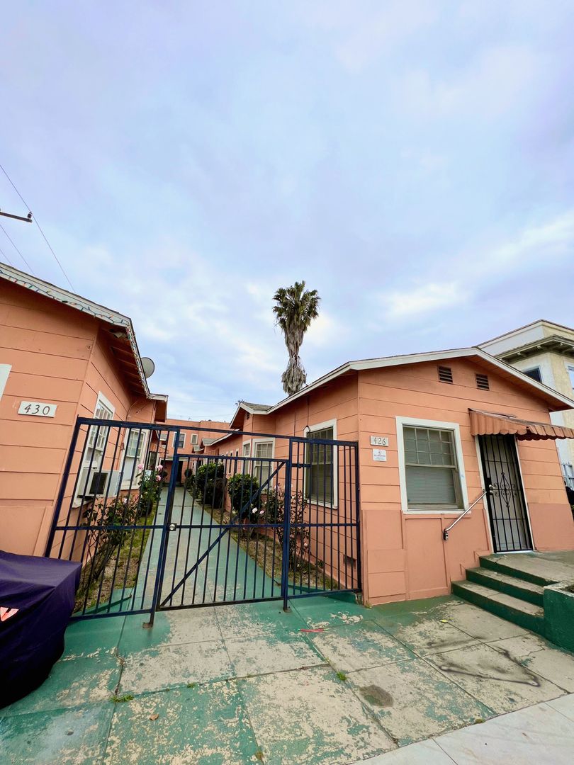Long Beach Apartment: 430 E 17th St.