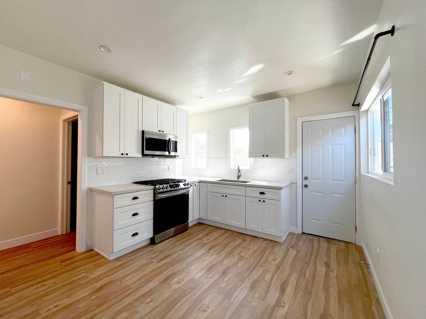 Los Angeles Apartment: 584 Cypress Ave