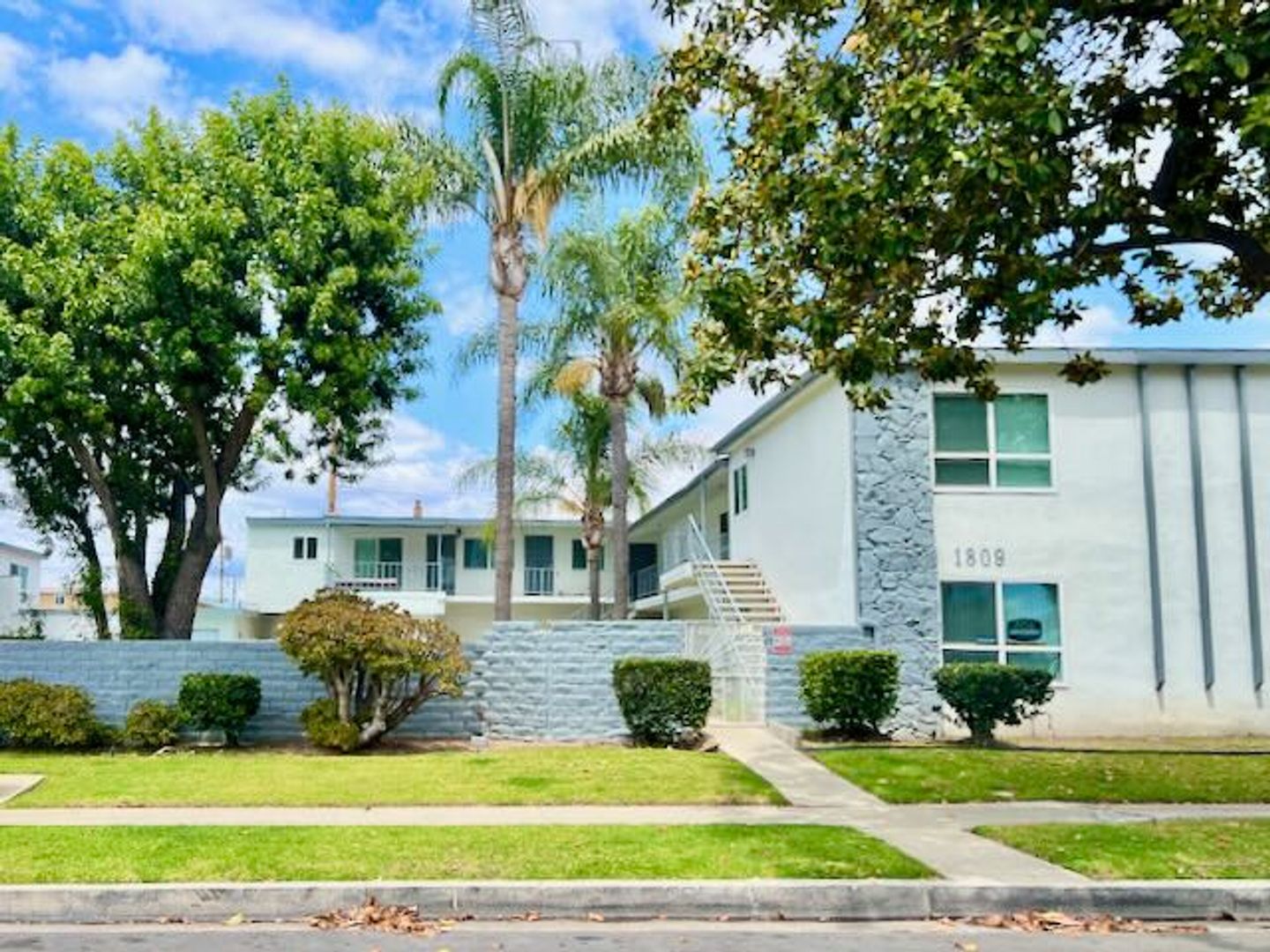 Fullerton Apartment: 1801-1809 E Wilshire Ave