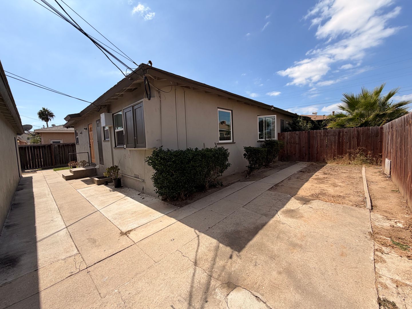 LOng Beach Apartment: 4554 N Lakewood Blvd