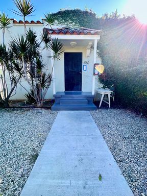 Newly Renovated 1 Bedroom unit with hardware floors – photo 1