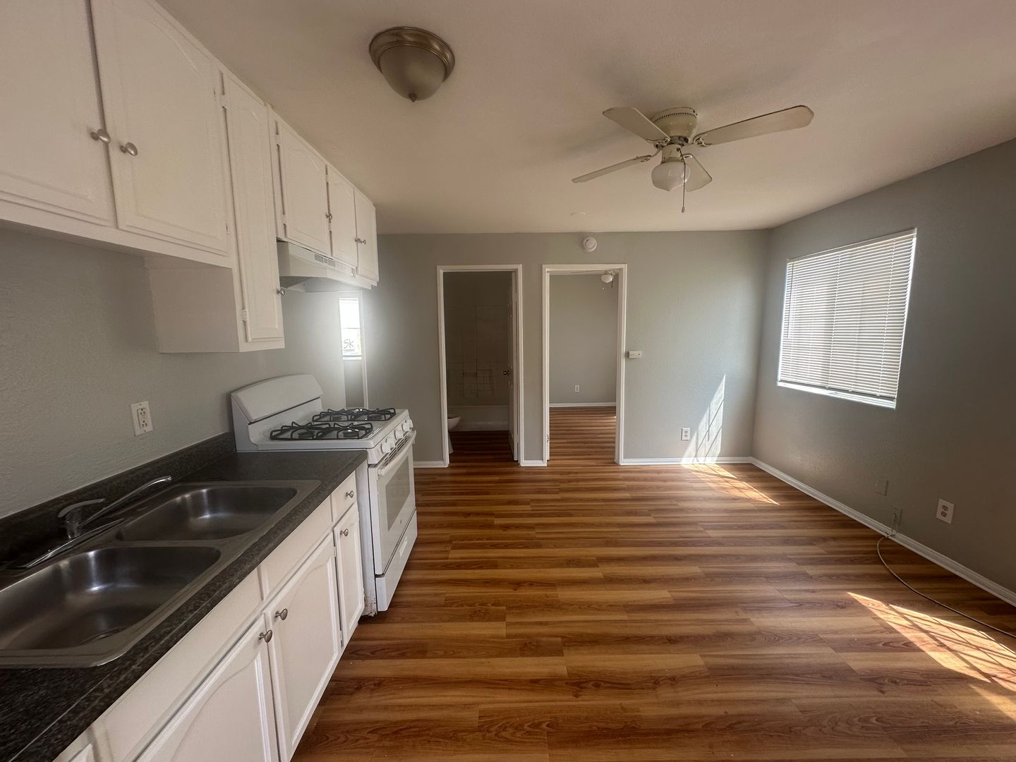 LOng Beach Apartment: 4554 N Lakewood Blvd
