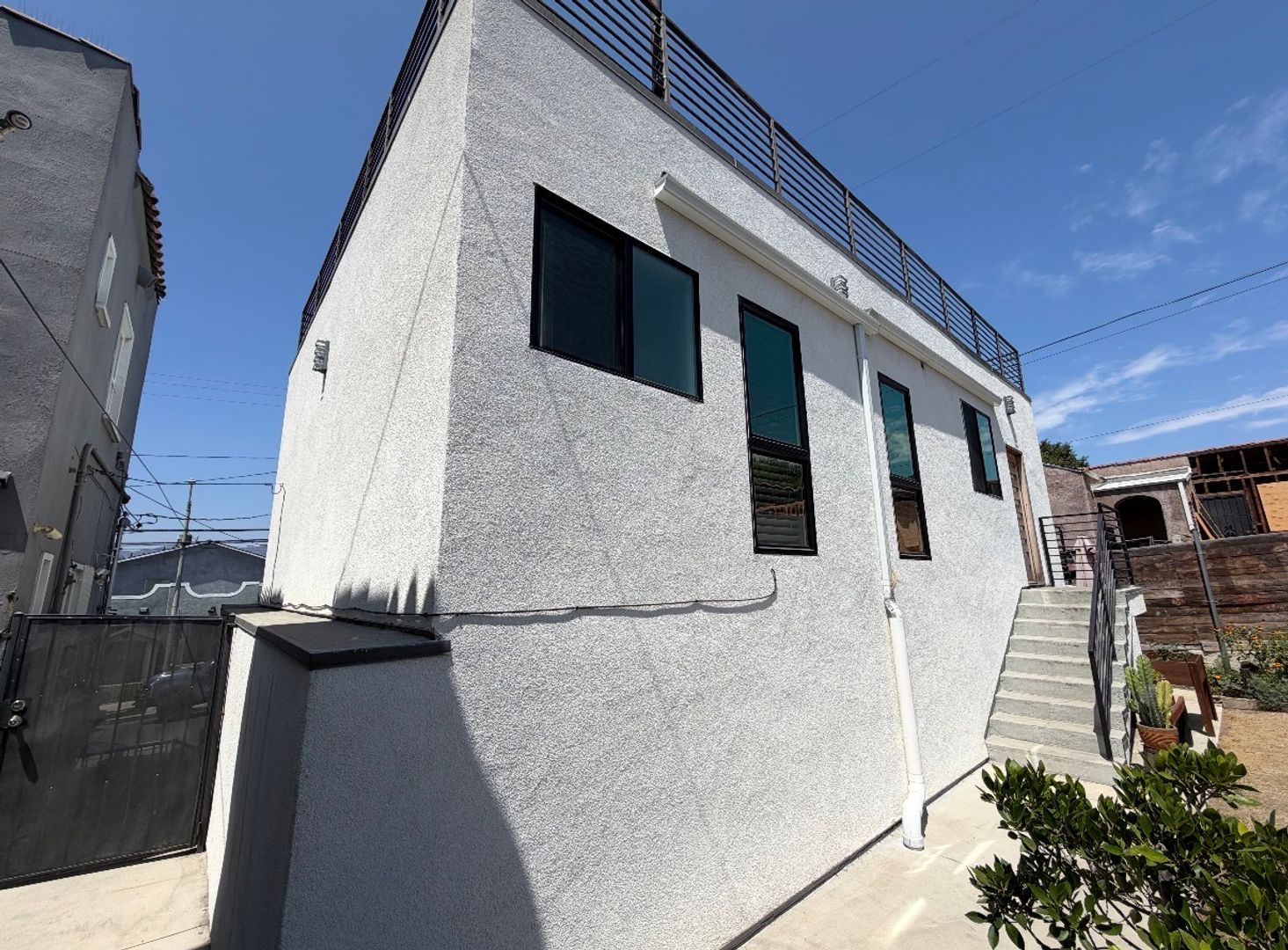 Los Angeles Apartment: 872-878 Serrano Place