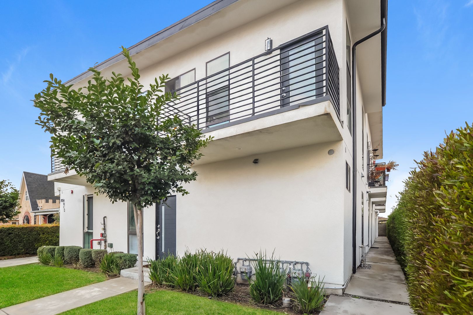 Los Angeles Apartment: 705 Belden Ave