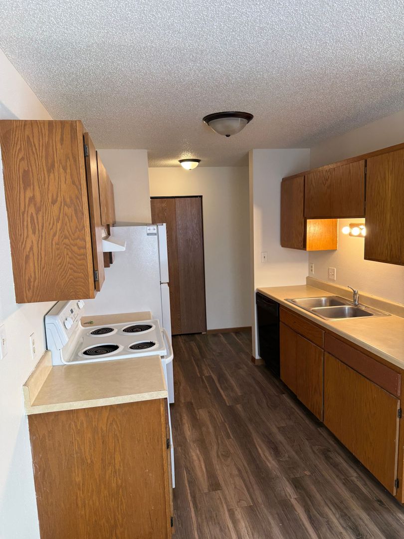Grand Forks Apartment: 2815 20th Ave S Building F