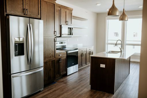 Spacious 3-Bed, 2-Bath Apartment with Luxurious Finishes & Heated Garage – photo 1