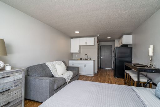 Fully Furnished Studio Apartment! Short-team Leasing Available! ALL utilities included! – photo 1