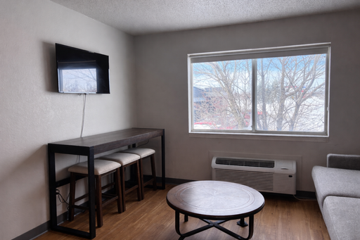 Fully furnished 2-bedroom apartment with ALL utilities included! Flexible leasing available!!! – photo 1
