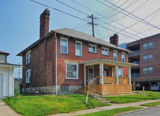 Available Fall 2027! 3-Bedroom Duplex Located on Central Campus in the University District! – photo 1