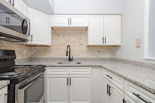 Pet-Friendly 1-Bedroom Apartment with Off-Street Parking Available Now! – photo 1