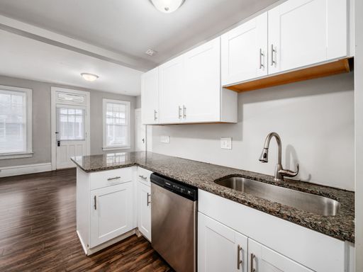 1 Bedroom Apartment Located in Italian Village! – photo 1