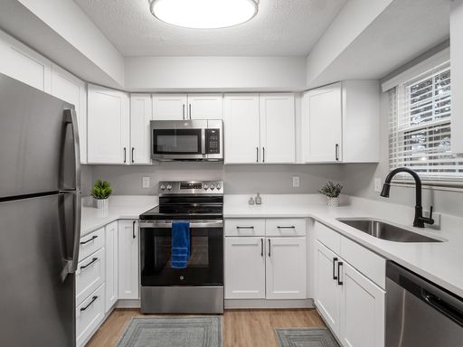 Townhome in Dublin School System, Newly Renovated – photo 1