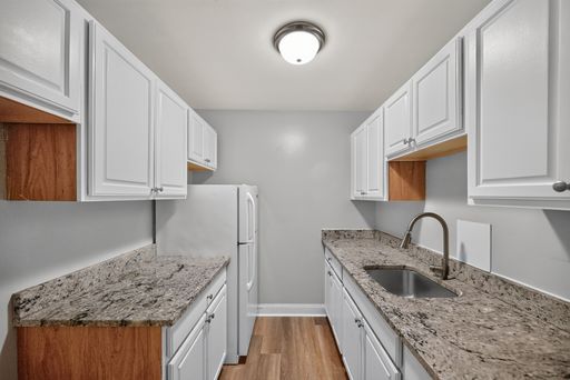 Studio Apartment with Off-Street Parking Located on the West of UC Campus! – photo 1