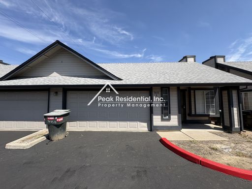 Updated 2bd/2ba Sacramento Duplex – photo 1