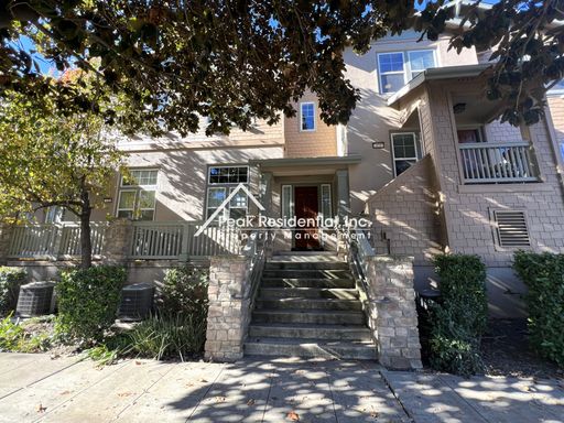 Wonderful 3bd/2.5ba Townhome-Great Location! – photo 1