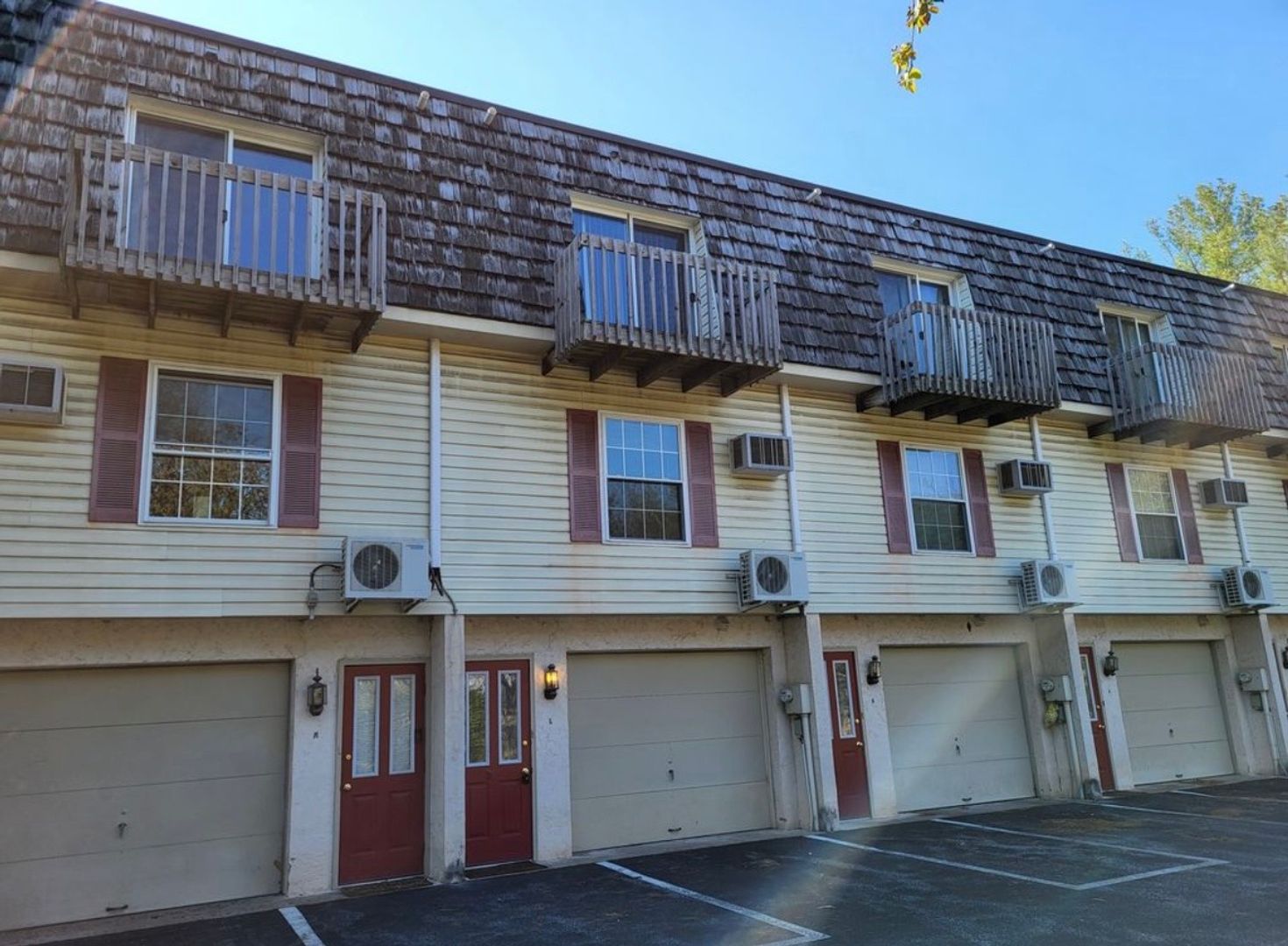 Lancaster Apartment: 845 Silver Springs Plaza