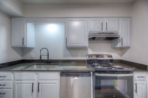 2 Bed 1 Bath Apartment With Modern Upgrades & Pet-Friendly ✨ – photo 1
